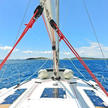 شقة In With Seaview, Terrace, Air Condition Ždrelac